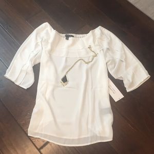 🎀NWT White Off-the-Shoulder Blouse🎀